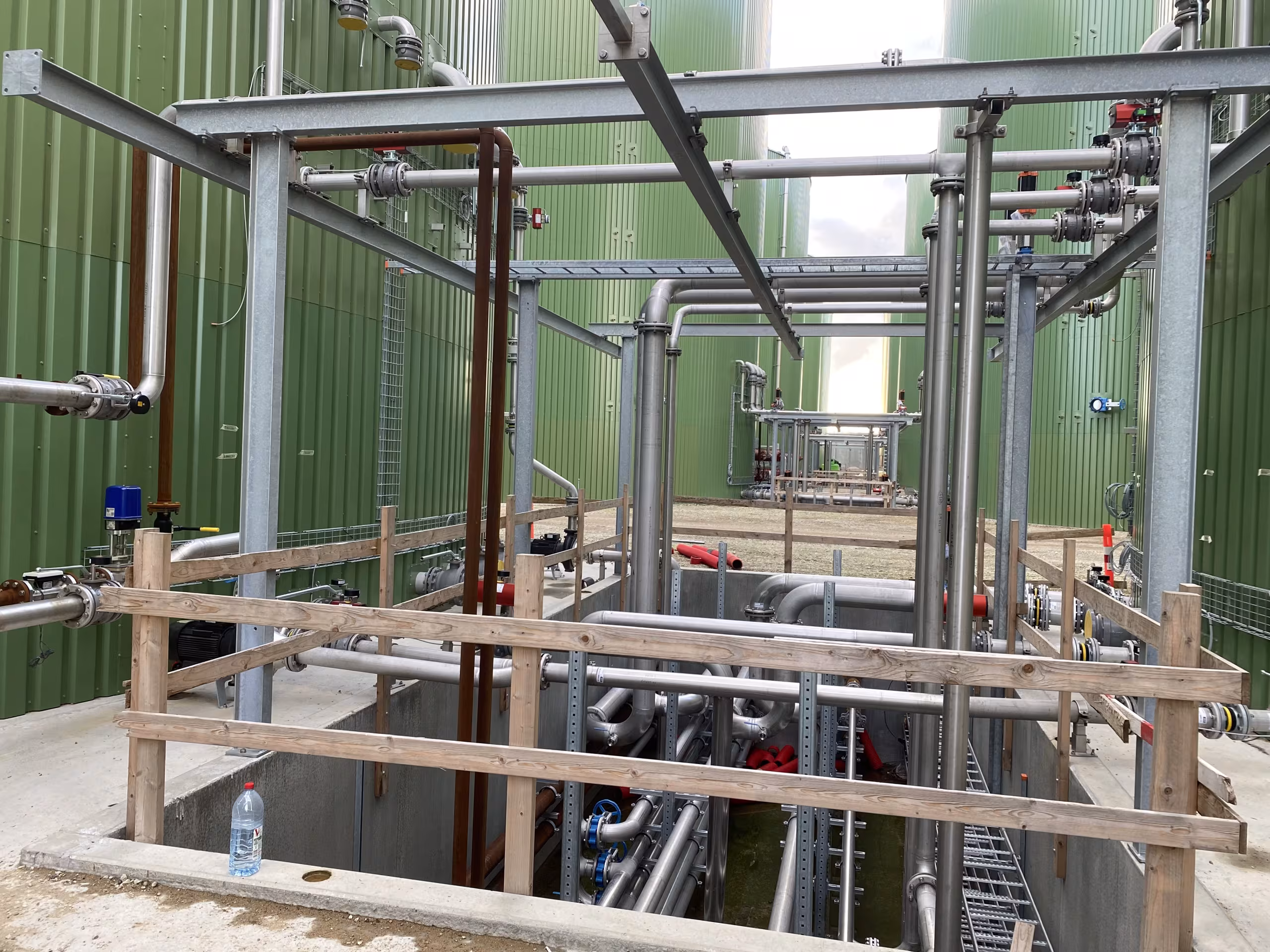 Isolierte Rohrleitungen mit Blechummantelung an der Biogasanlage Apenrade