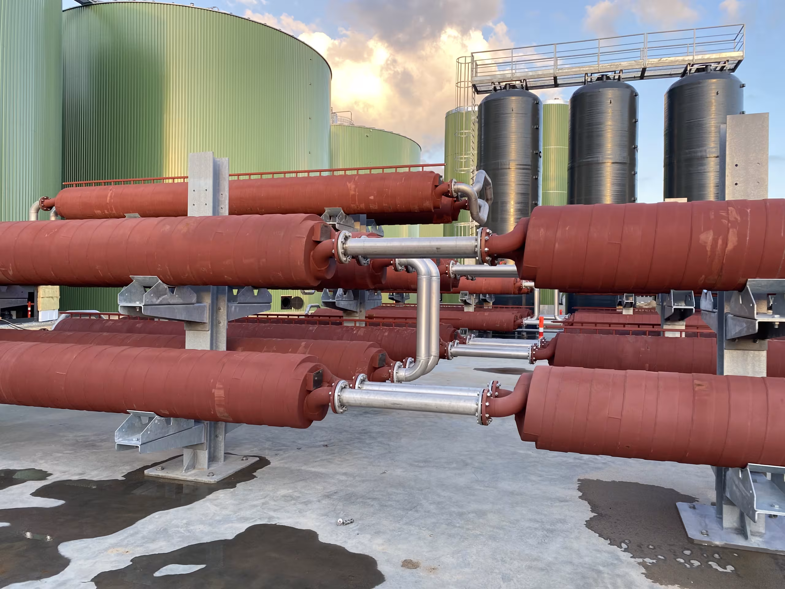 Rohrleitungen auf Stützen an der Biogasanlage Apenrade