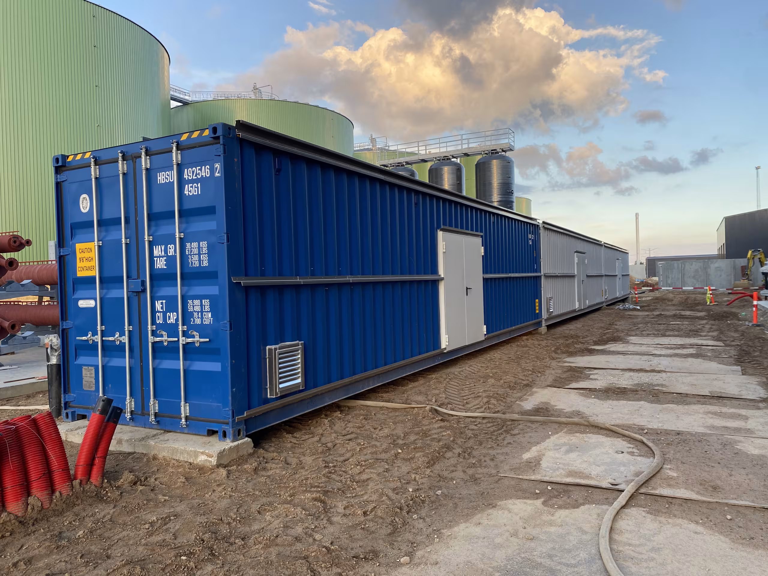 Technikcontainer auf dem Gelände der Biogasanlage Apenrade
