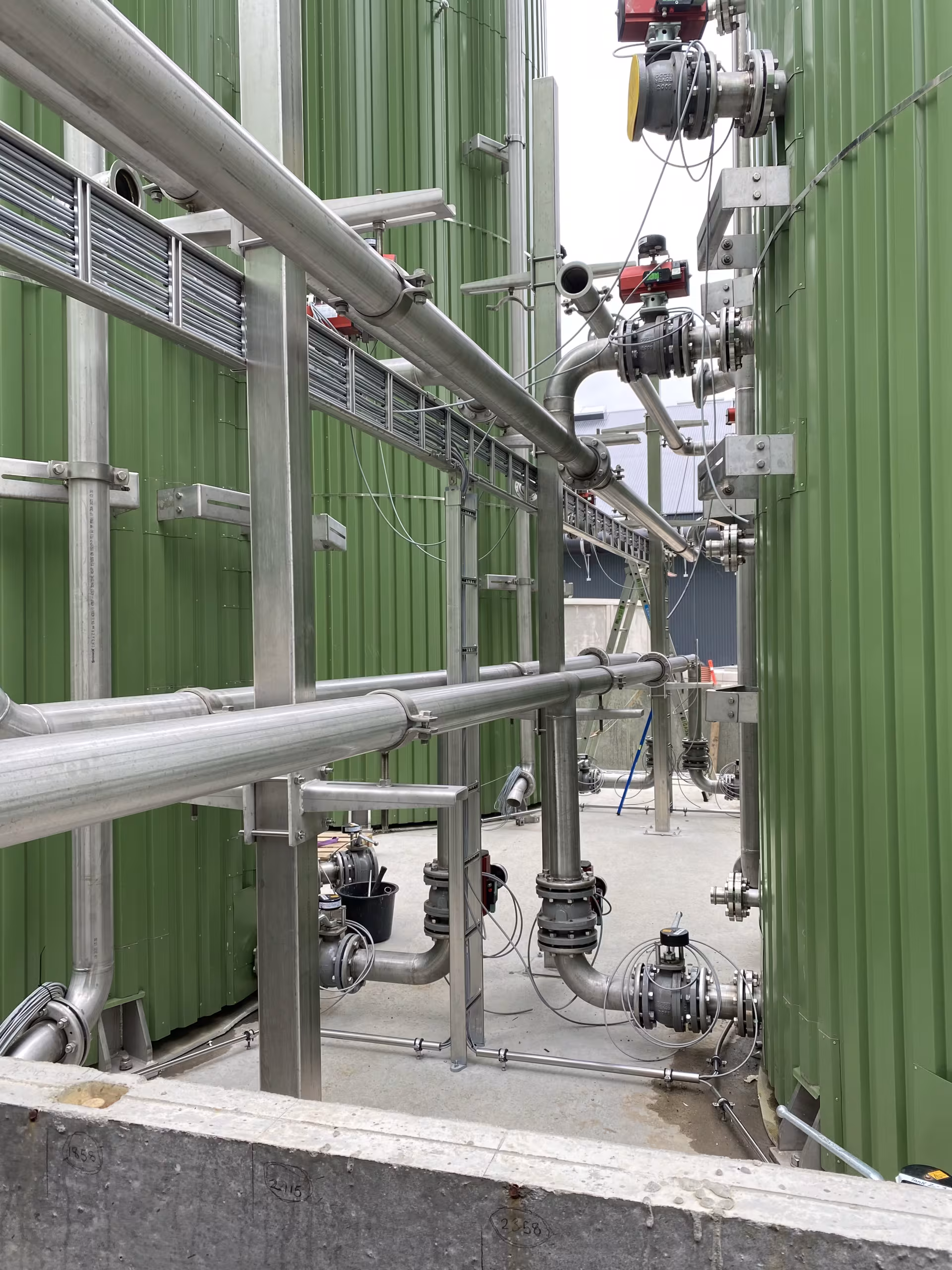 Isolierte Leitung entlang des Fermenters der Biogasanlage Apenrade