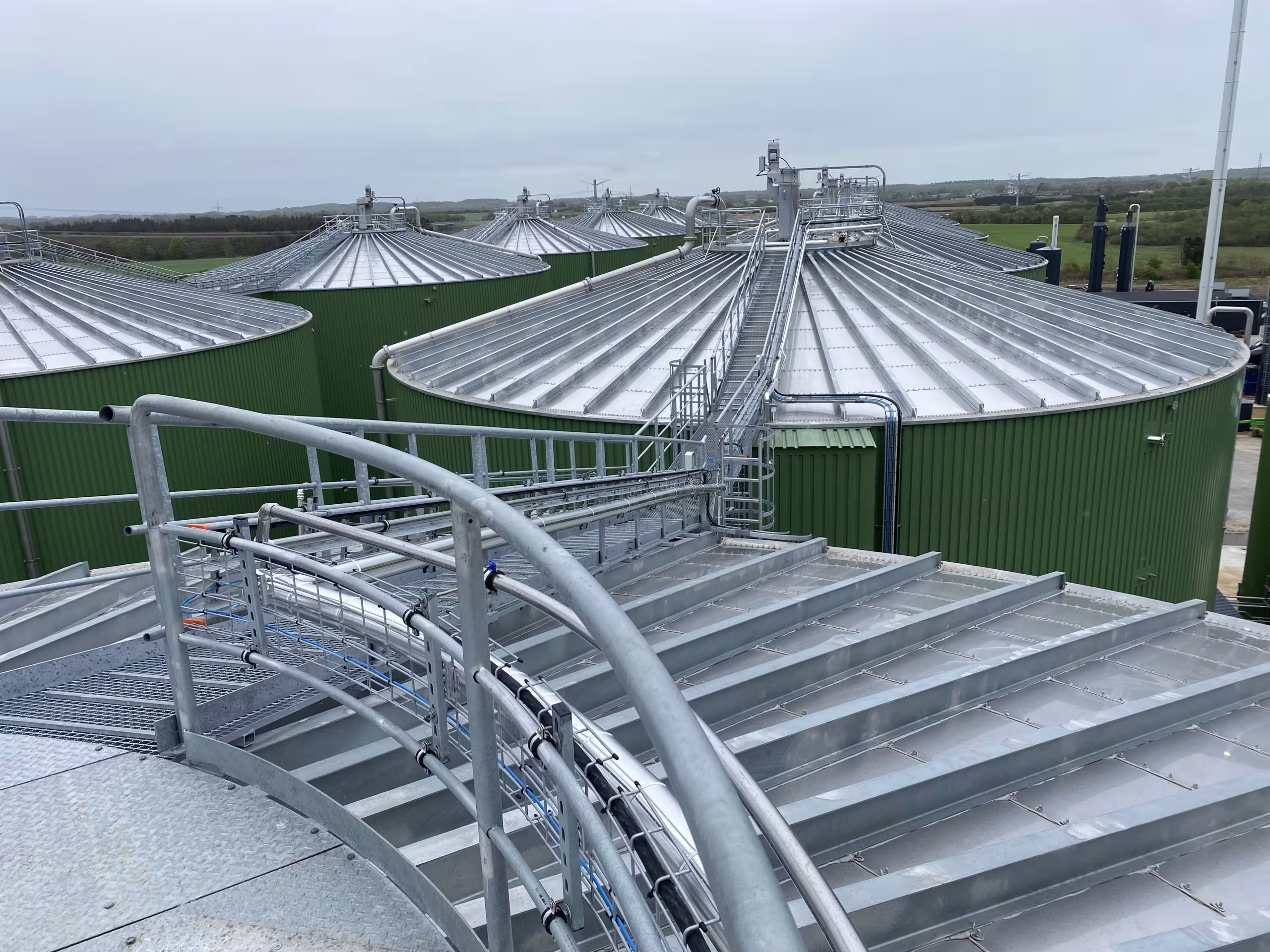 Behälter mit Laufstegen an der Biogasanlage Apenrade