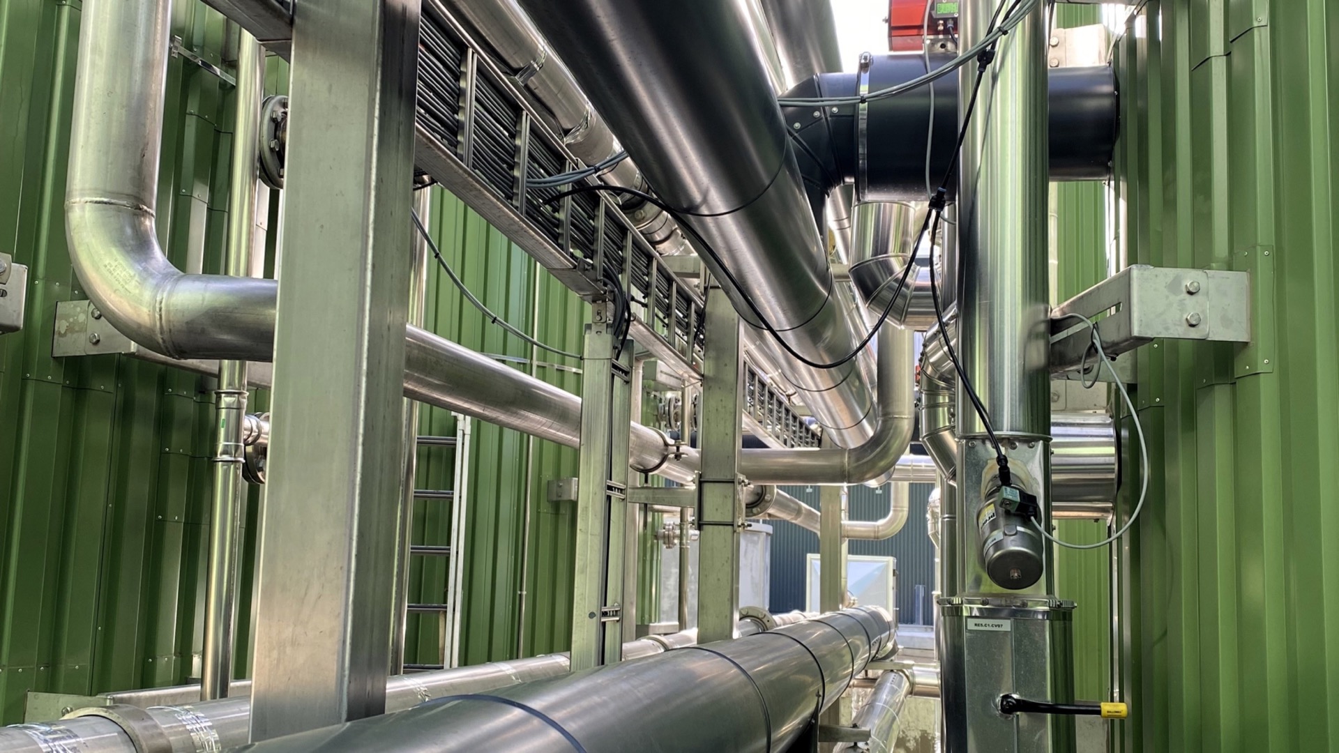 Thermally insulated pipework between the plant modules of the Aabenraa biogas plant