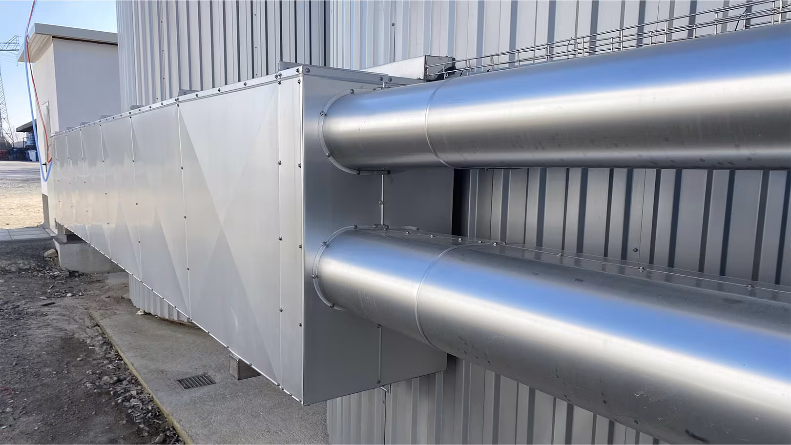 Großflächige Außendämmung eines Brauerei-Luftkanals mit Aluminium-Verkleidung an der Gebäudefassade
