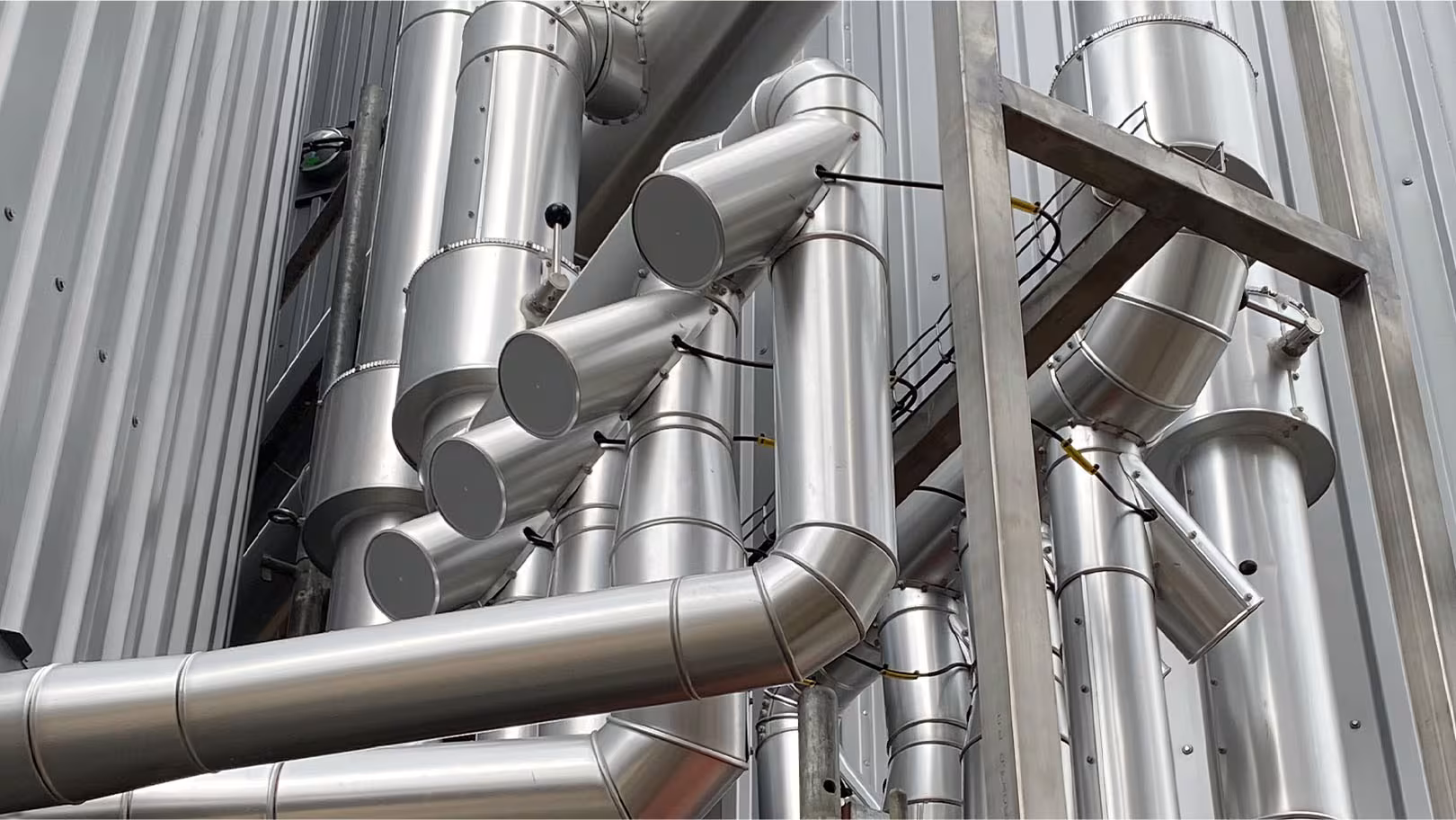 Vorgefertigte Mantelschalen aus Aluminium an Würze- und Wasserverteilern einer Brauanlage