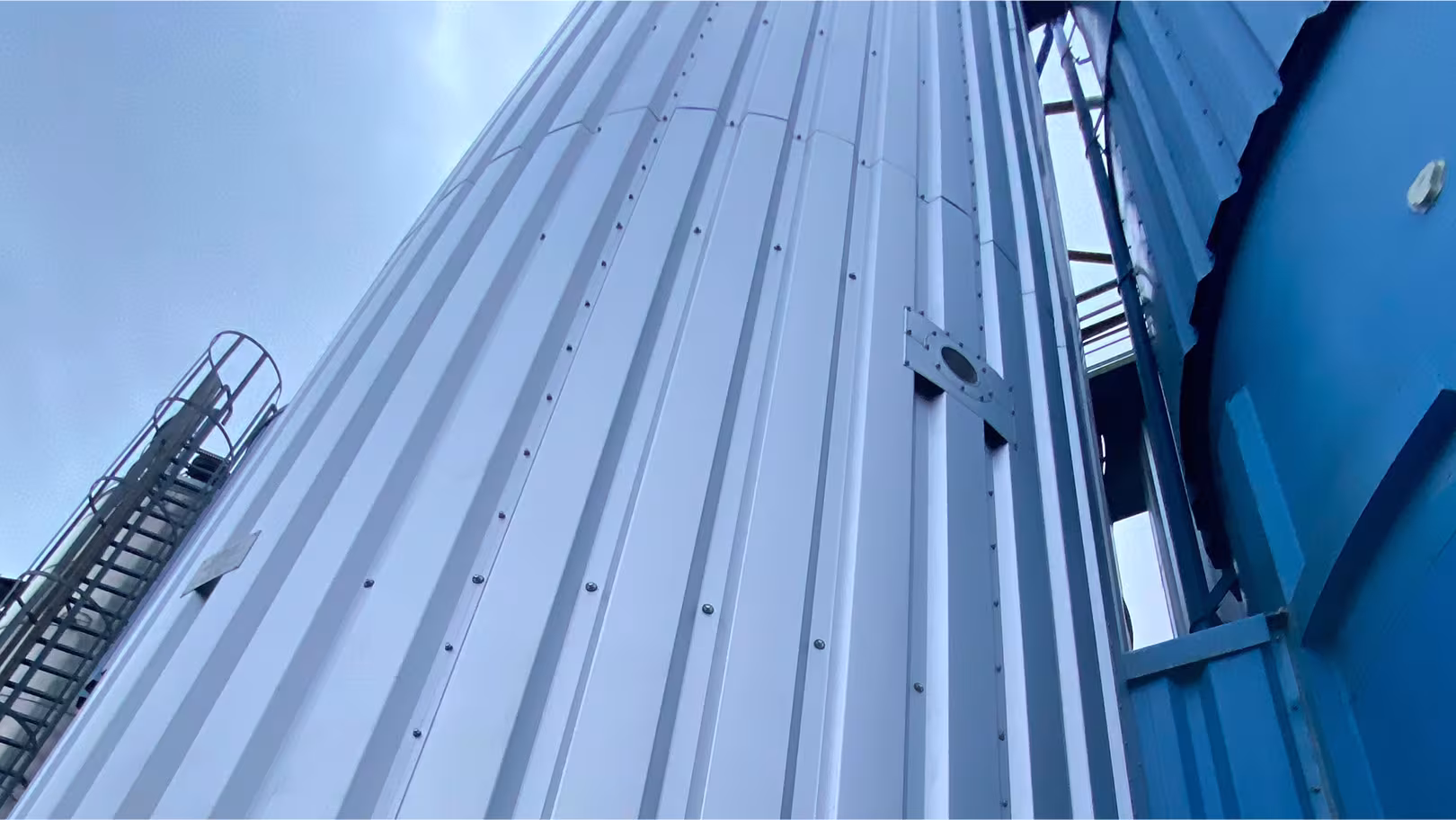 Hochsilo einer Molkerei mit vertikalem Profilmantel und hygienegerecht eingebundener Inspektionsklappe