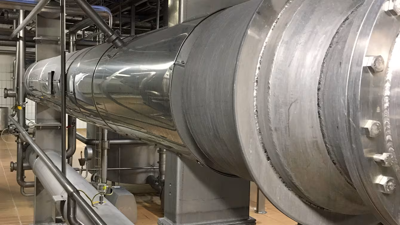 Kälteisolierung mehrerer Rohrleitungen mit V4A-Edelstahl-Mantel in einer Molkerei-Produktionshalle
