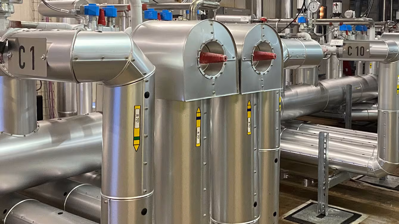 Isolierte Kältemittel-Verteiler mit R-717 Ammoniak-Kennzeichnung und Edelstahlmantel im Kühlhaus