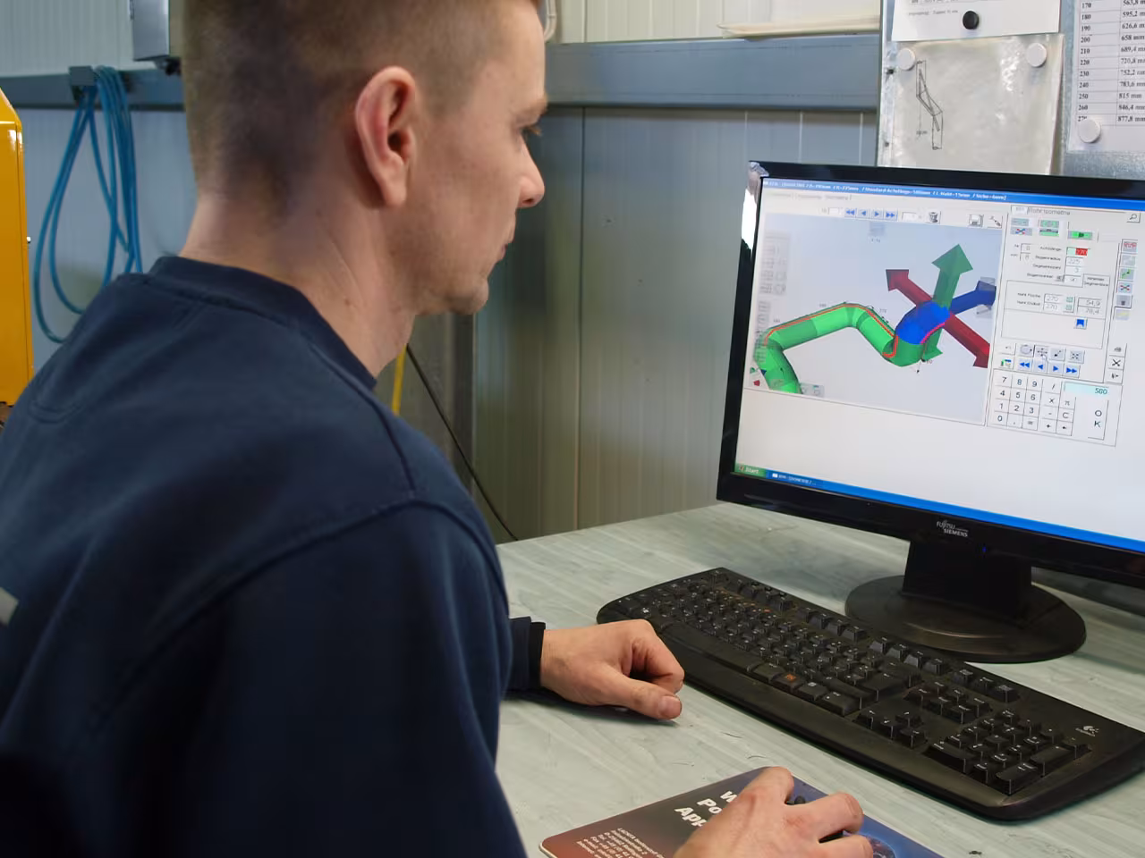Projektplanung am CAD-Arbeitsplatz: Auswertung des mobilen Aufmaßes und Daten­übertragung an die Vorfertigungs­maschinen in Malchin