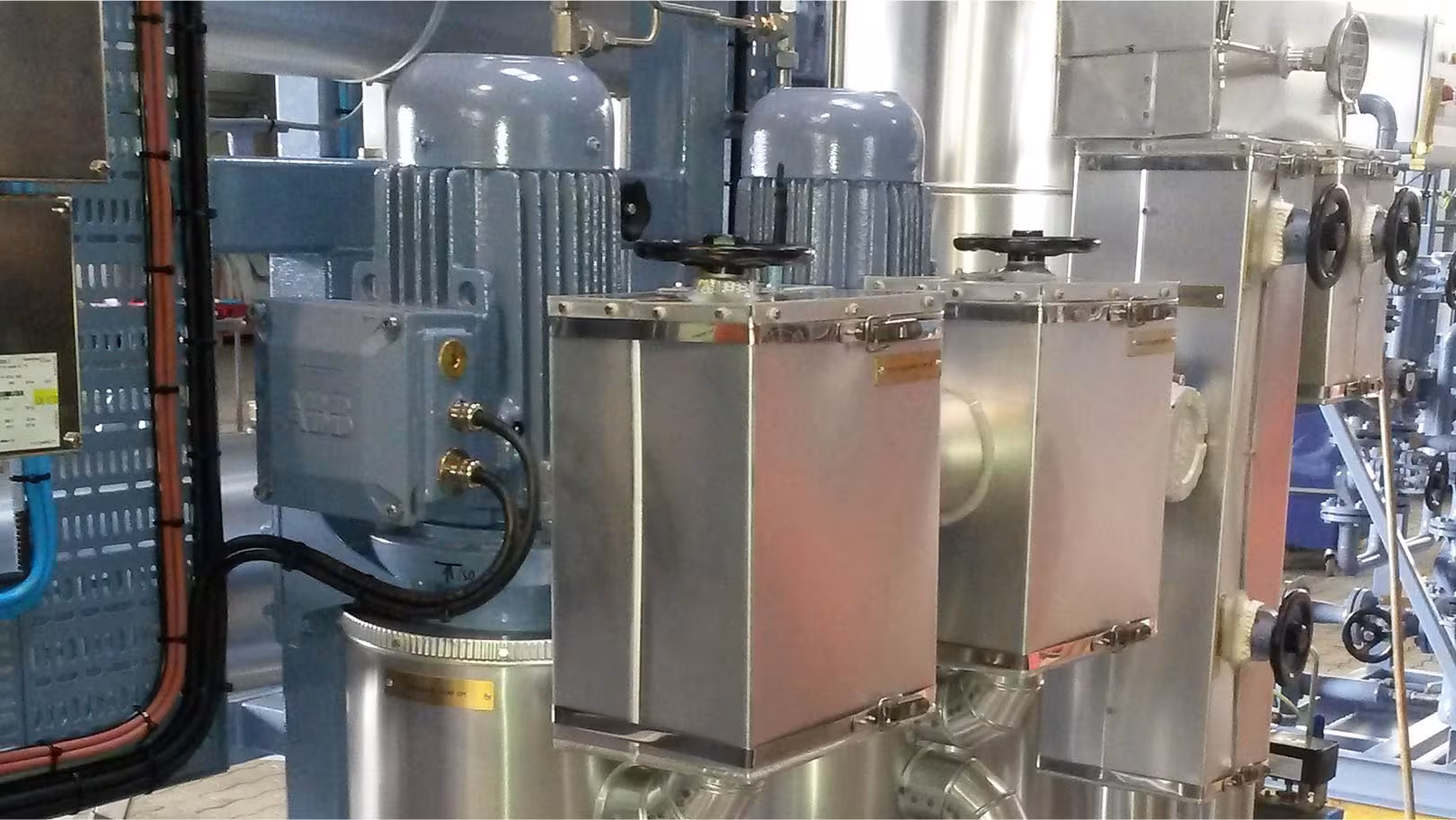 Isolierung am Pumpenaggregat neben ABB-Motoren mit Wärmedämmung und Schallschutz im Modulbau