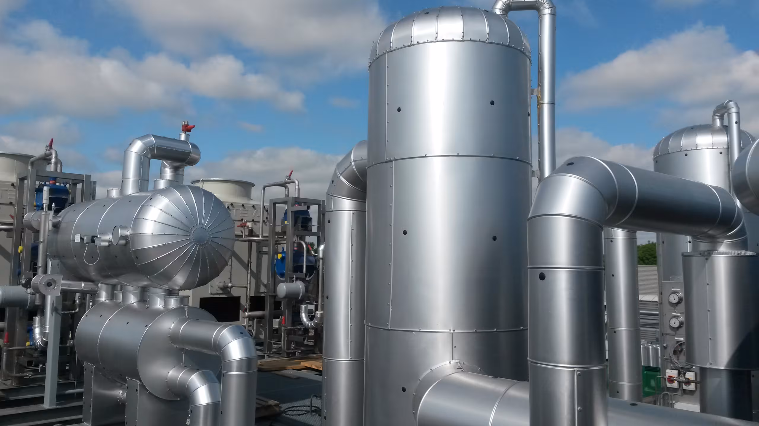 Industrieanlage mit Edelstahl-Ummantelung, isolierte Behälter, Kolonnen und Rohrleitungen, ausgeführt von IVS Isoliertechnik