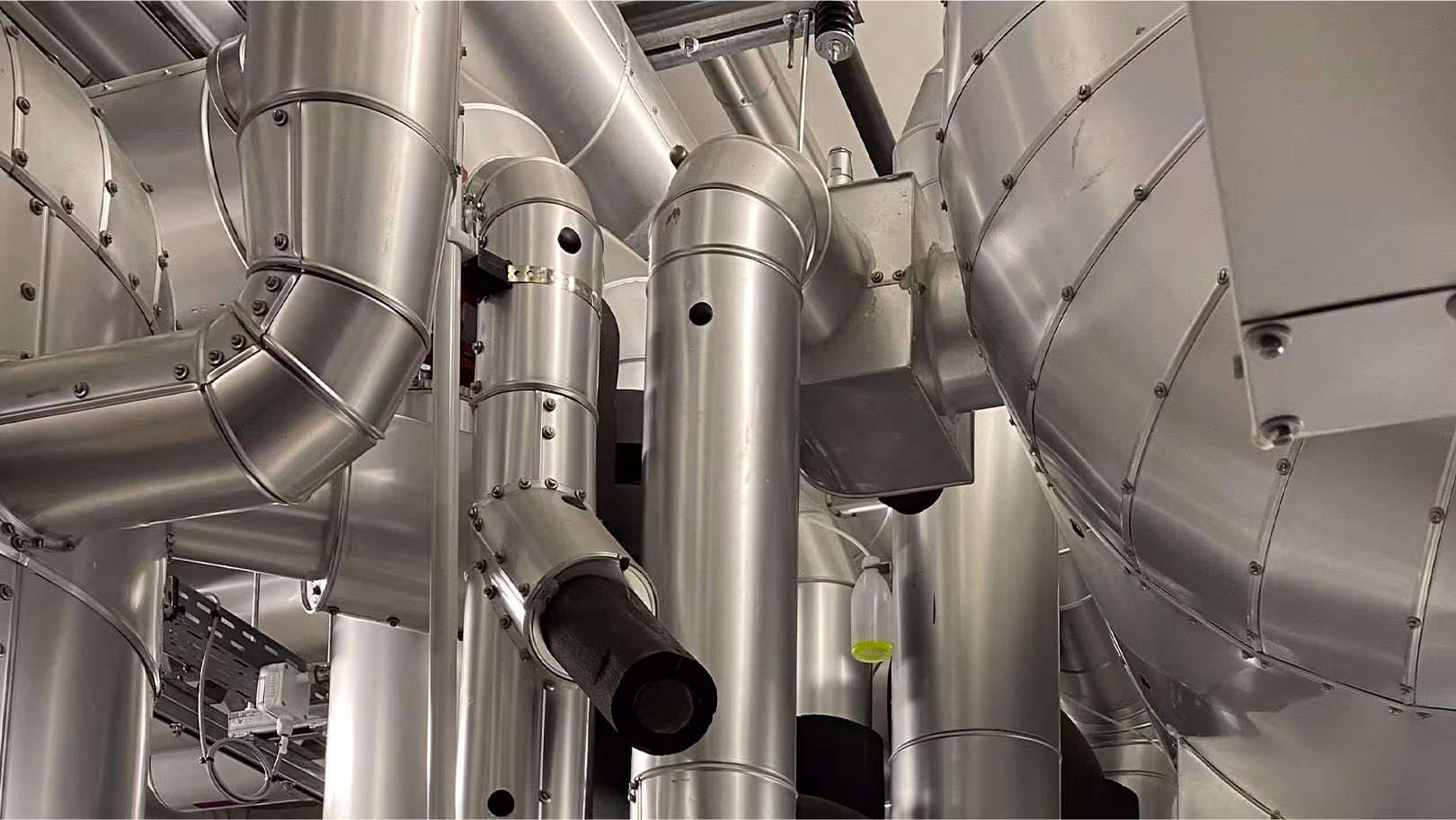 Vorgefertigte Formteile und Mantelschalen für Prozess- und Soleleitungen mit Bögen, T-Stücken und Armaturen