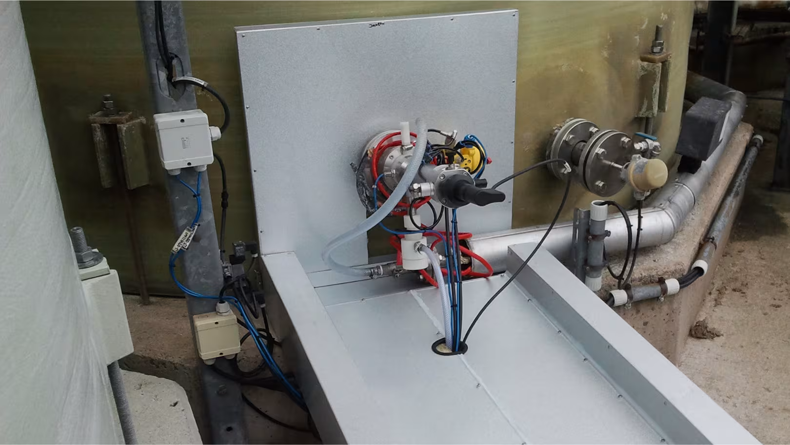 Schallschutz-Einhausung mit Dampfsperre für Maschinenmodul, Vorfertigung in der Werkshalle Malchin