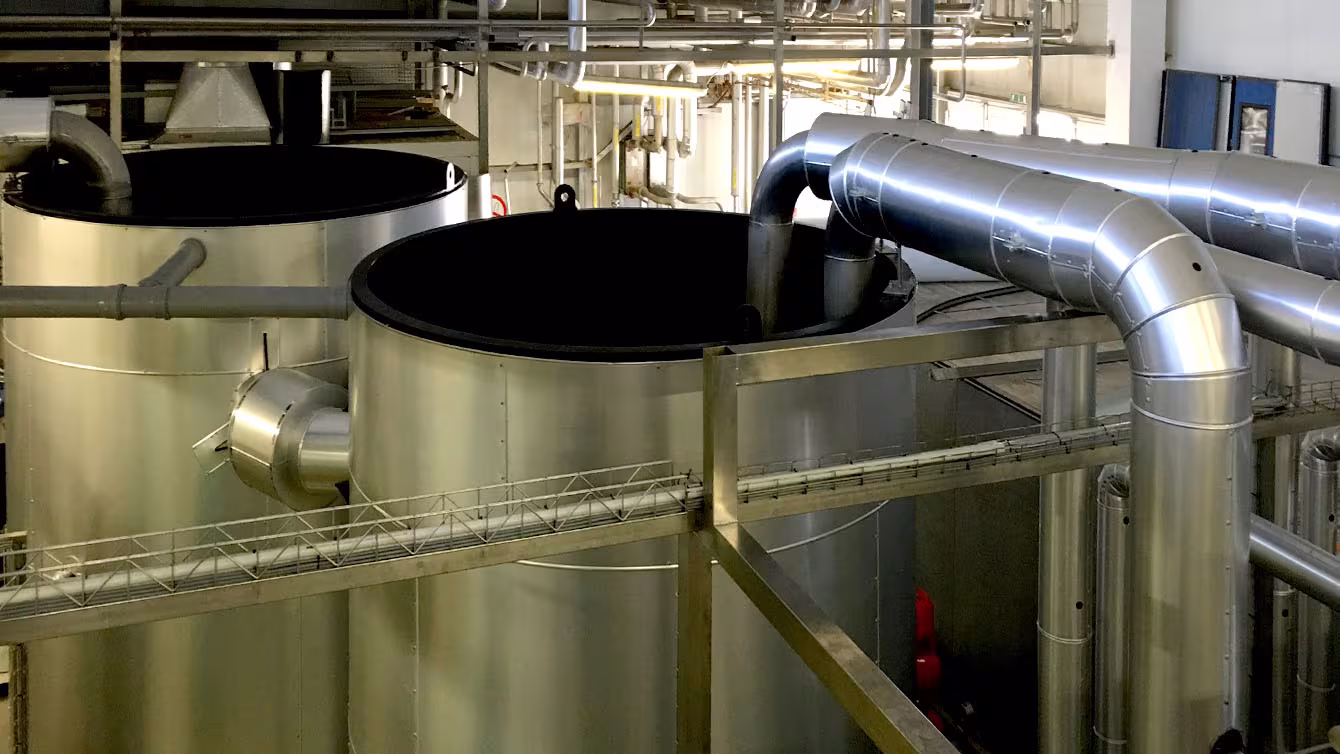 Isolierte Sudpfannen im Brauerei-Sudhaus mit V2A-Edelstahlmantel und Würzeleitungen