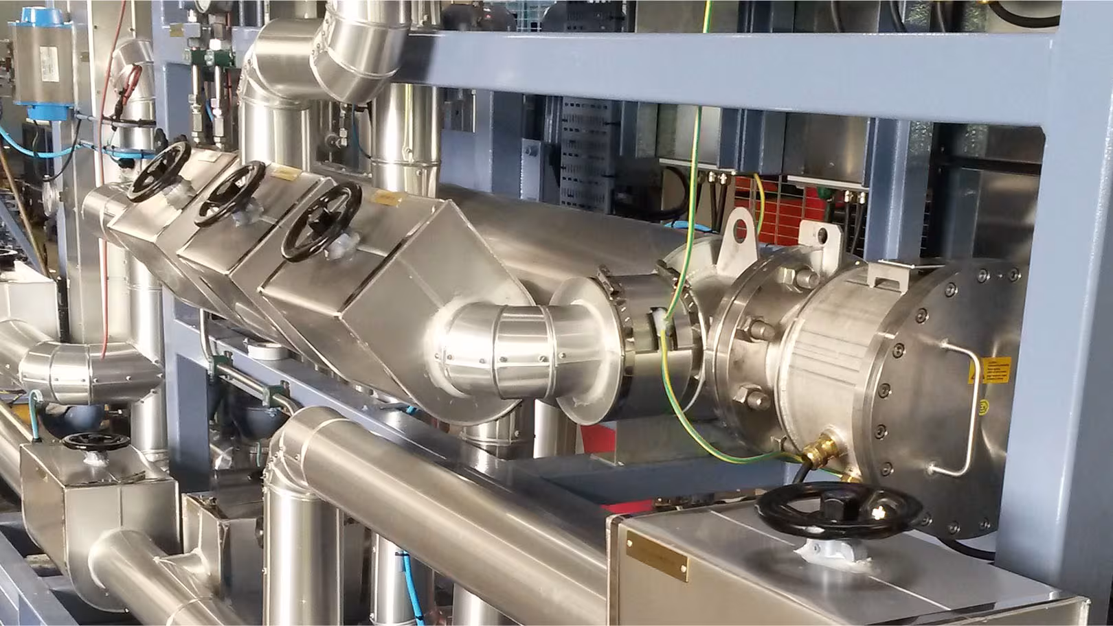 Kubische Mantelschalen zur Ventilisolierung an einer Flanschverbindung im vorgefertigten Anlagenmodul