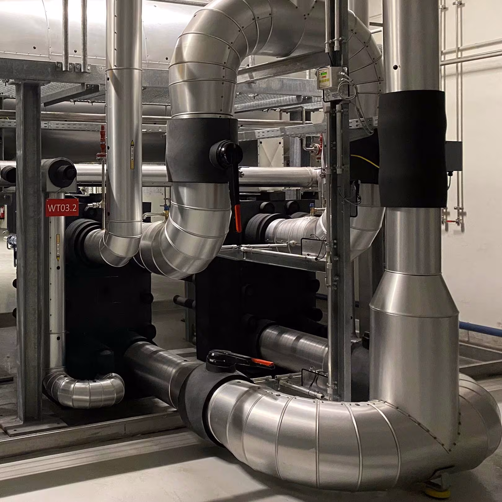 Plattenwärmetauscher WT03.2 mit Rohrleitungs­isolierung und Edelstahlmantel im Anlagenbau, Ausführung durch IVS Isoliertechnik