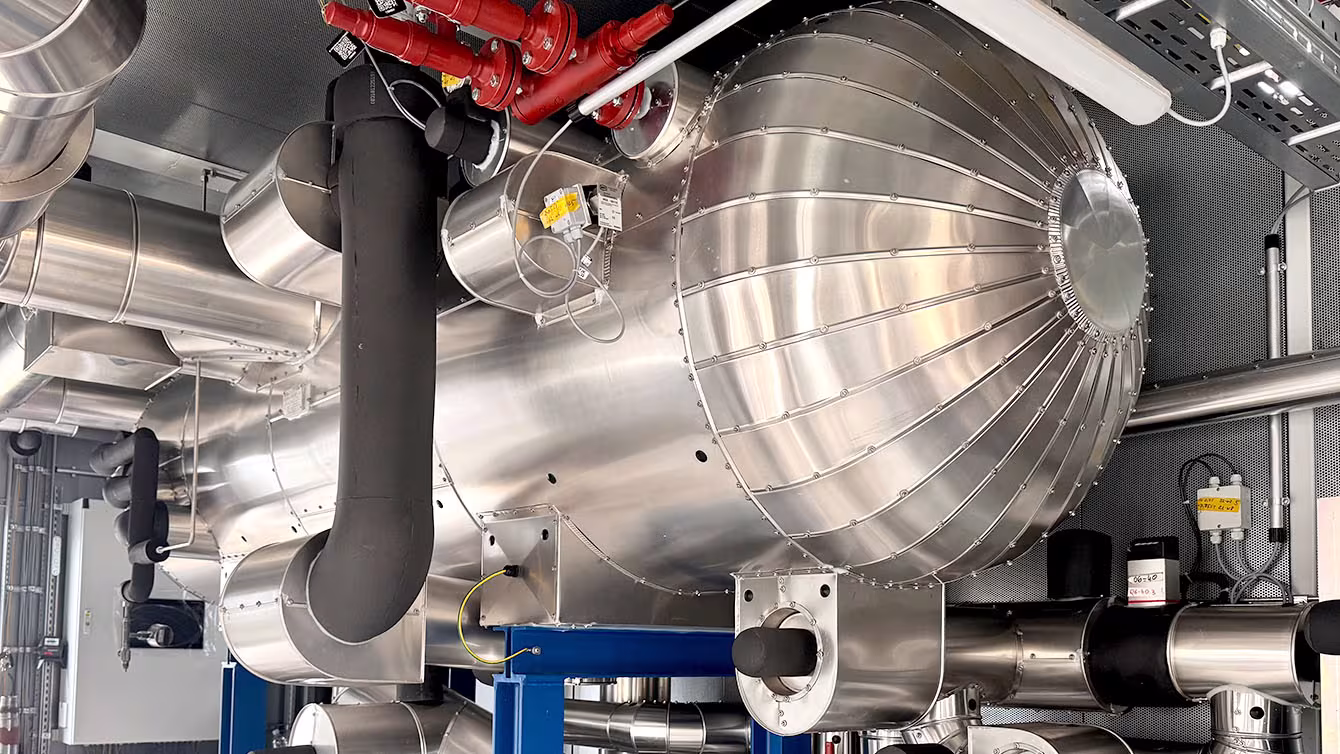 Industrielle Kälteisolierung mit Edelstahl-Verblechung an Behälter und Rohrleitungen, IVS Isoliertechnik