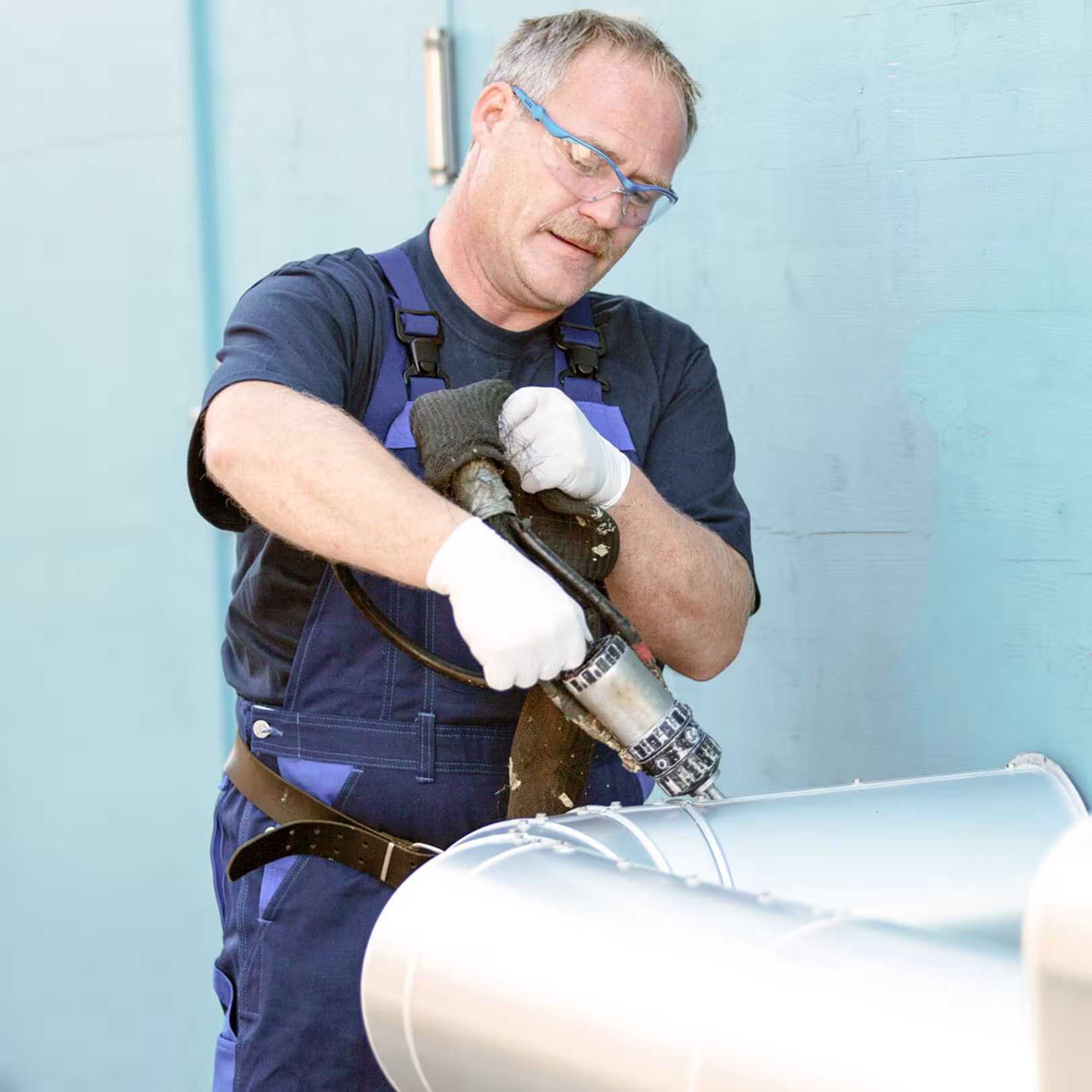 PUR high-pressure foaming with spray foam, an IVS specialist at work in Malchin