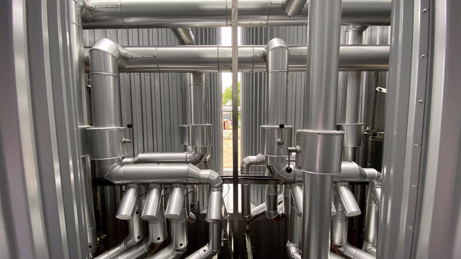 Isolierte Lagertanks und Rohrleitungen in einer Brauerei
