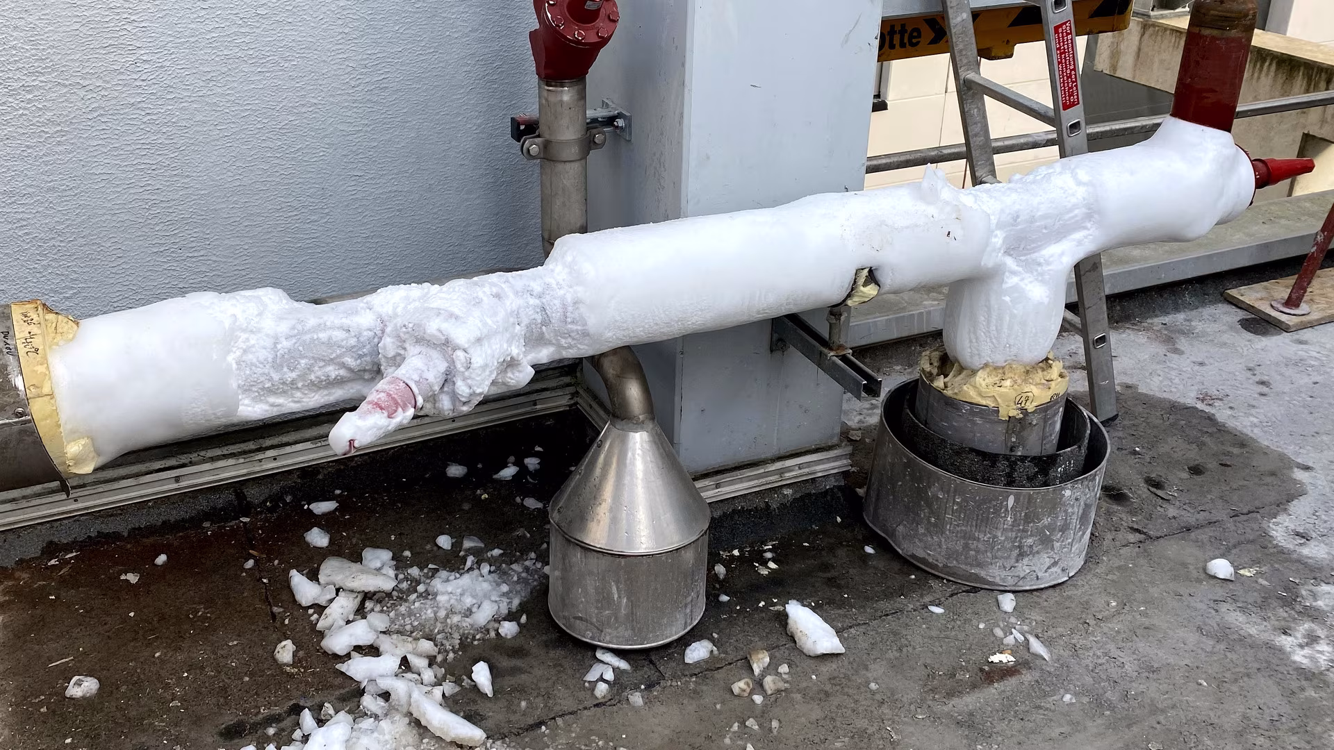 Heavy ice formation on pipework where PUR foaming is missing
