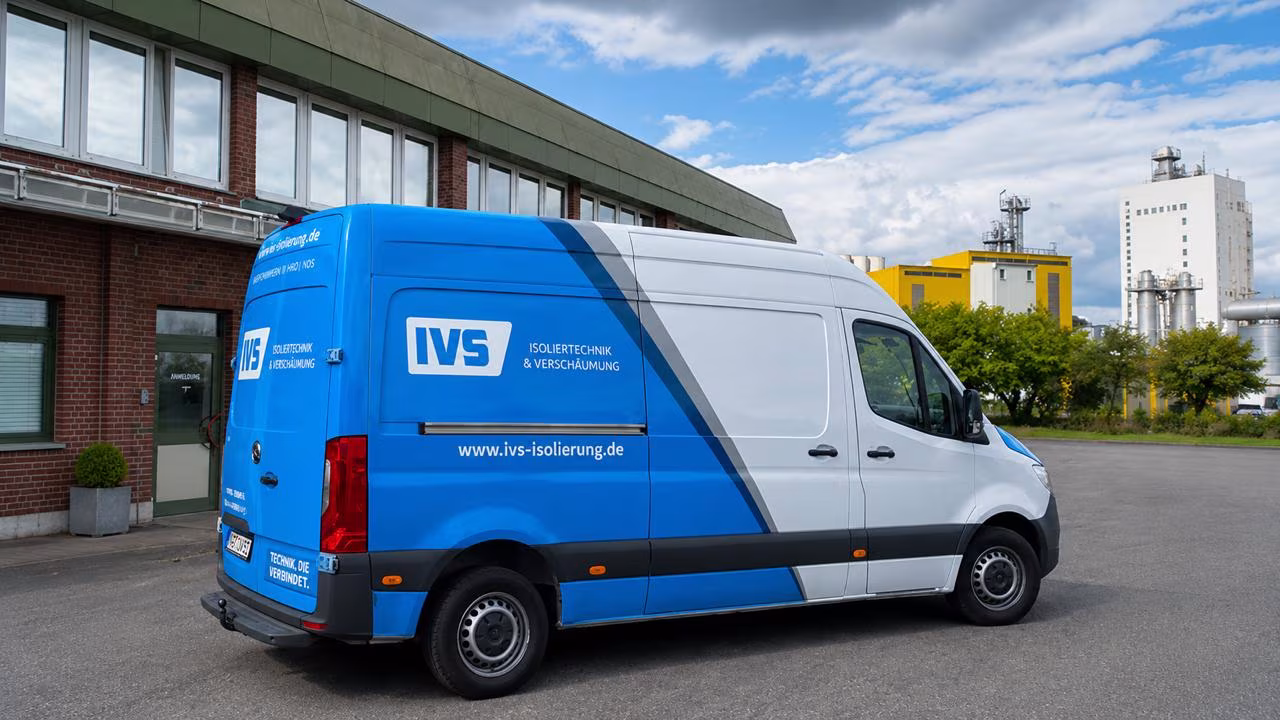 IVS Firmenfahrzeug vor dem Unternehmensstandort für Isoliertechnik und Verschäumung