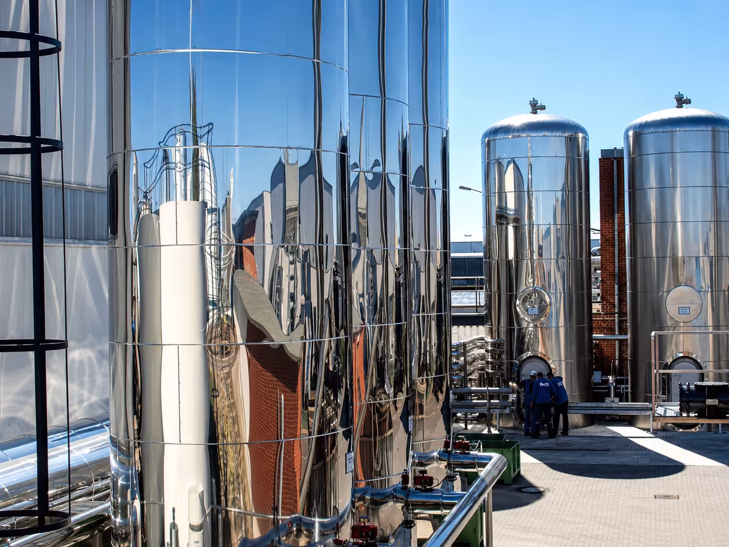 Thermal insulation on stainless steel vessels and pipework in an industrial installation